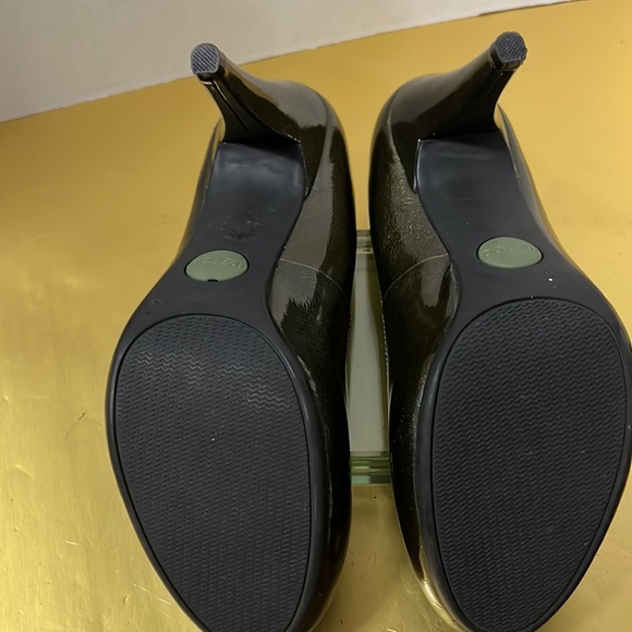 High heel army green pump by Me Too - Picture 2 of 6